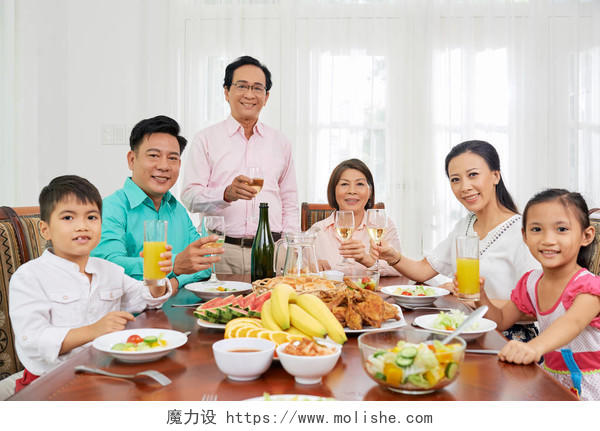 越南大家庭在家里庆祝节日幸福一家人幸福家庭幸福的人
